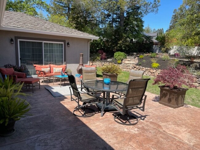 Building Photo - Gorgeous updated single level home in S.Wa...