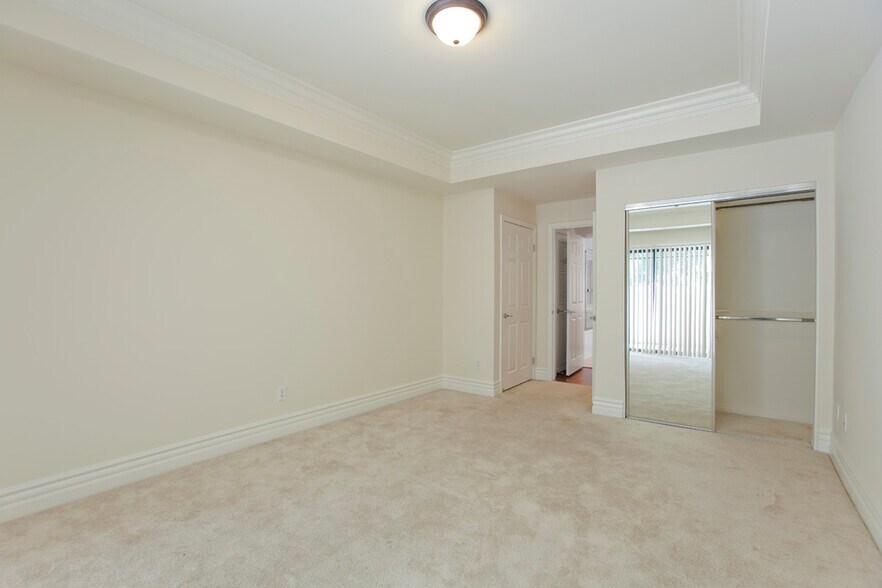 Building Photo - 12745 Moorpark St