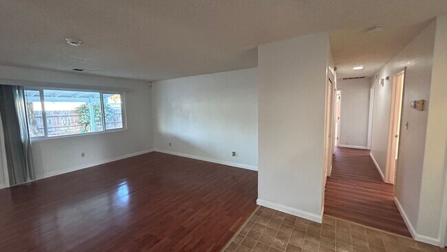 Building Photo - 1717 Briarwood Dr