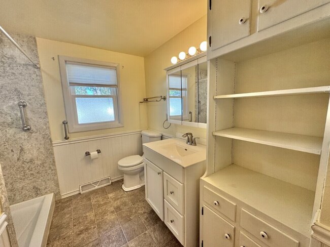 Building Photo - 1798 Chateau Dr