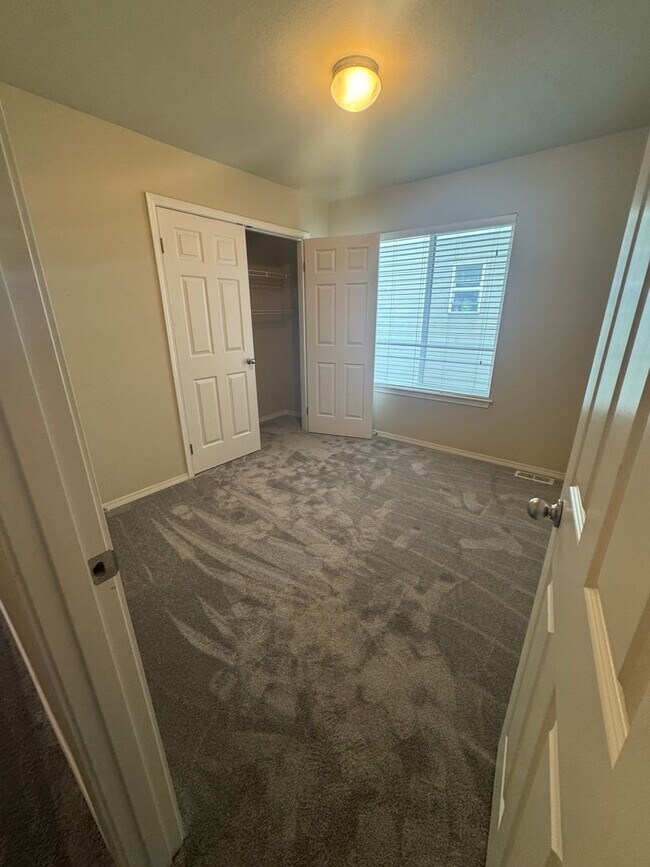 Building Photo - Three Bedroom, 2 Bath Home with New Carpet...