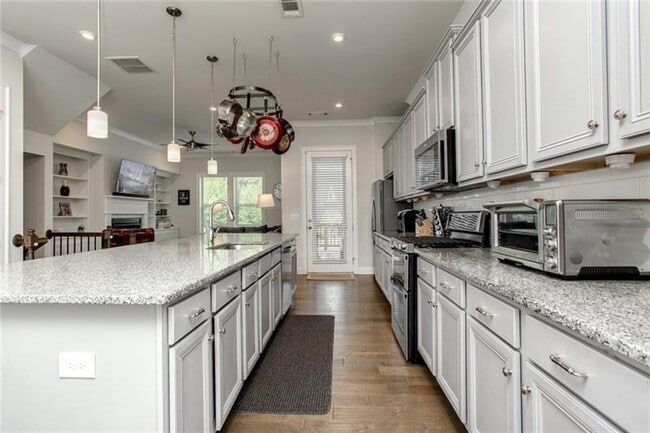 Building Photo - Large 3 Bedroom Luxury Townhome on Silver ...
