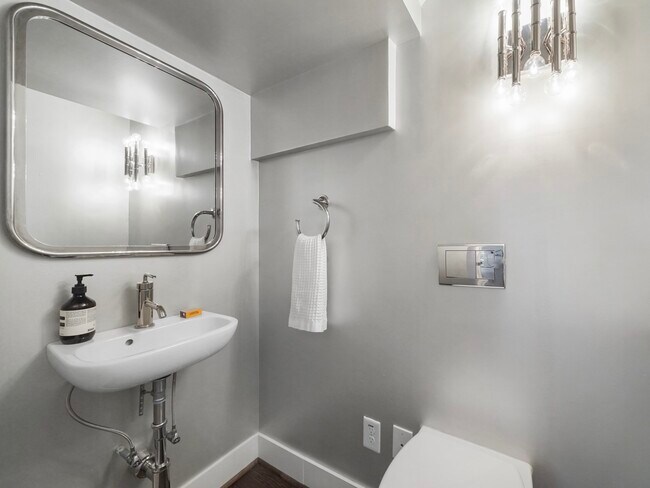 Building Photo - 2240 Wroxton Rd