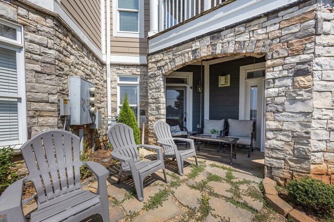 Building Photo - Fully furnished waterfront three-bedroom/ ...