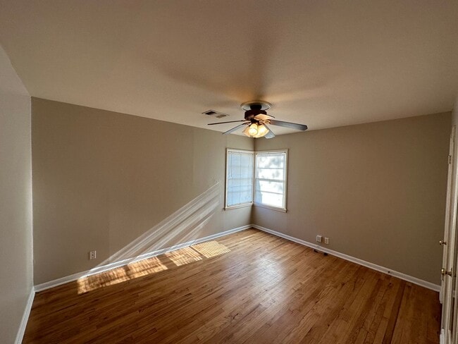 Building Photo - Central Location