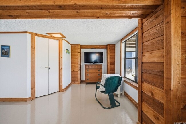 Building Photo - 2681 Lakeview Dr