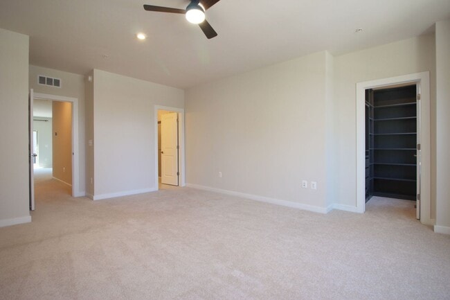 Building Photo - Well-located 2-bedroom