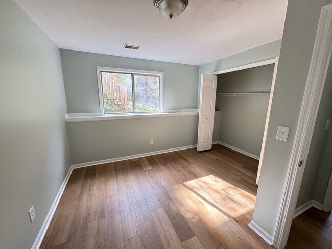 Building Photo - 2075 Janes Ave NE