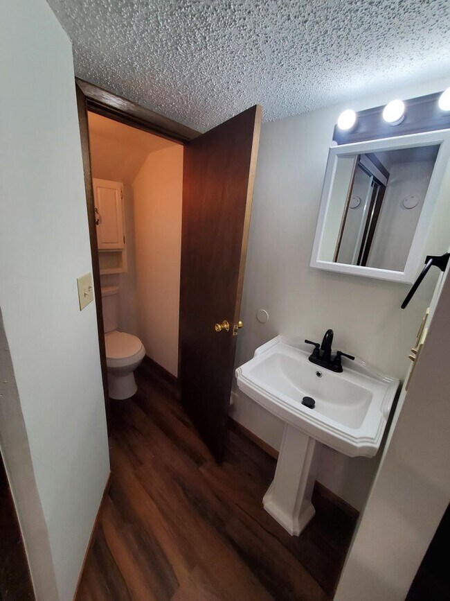 Building Photo - Spacious Derby home in Beautiful Mature Tr...