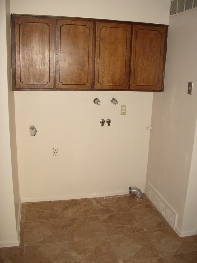 Building Photo - 475-477 Delta Cir