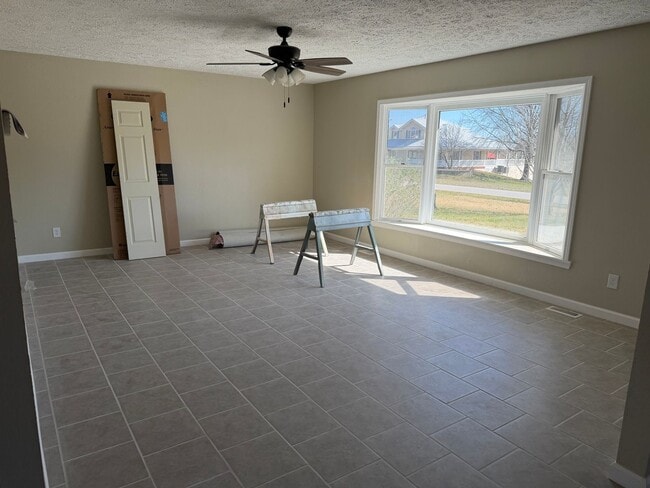 Building Photo - AVAILABLE APRIL 3RD