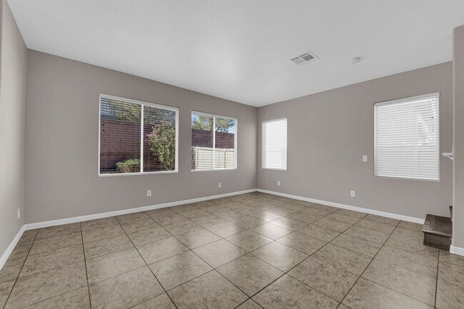 Building Photo - Large 3 bedroom, 2.5 bath house!