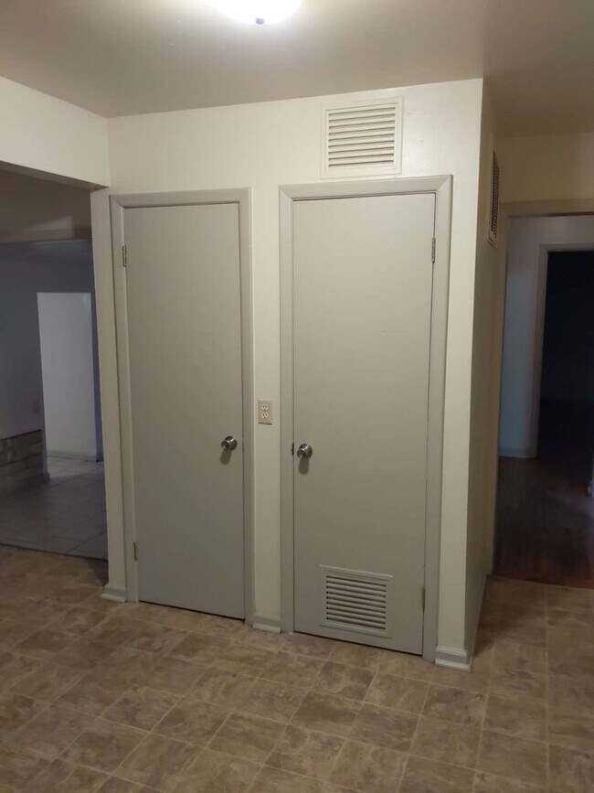 Building Photo - 2 Bed, 1 Bath Ready for Rent!