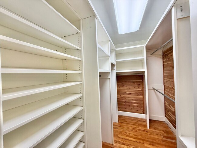 Building Photo - **OFFERING REFUNDABLE APPLICATION FEES & $250 MOVE IN PROMOTION** Incredible 5BD, 4.5BA House in ...