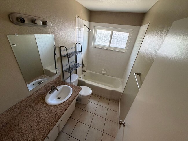 Building Photo - 4752 Crestview Dr