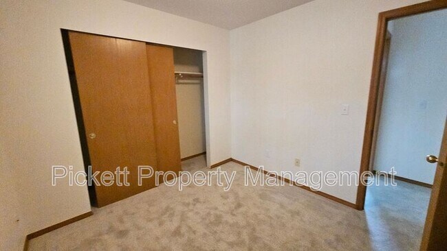 Building Photo - 12220 Ravena Pl NW