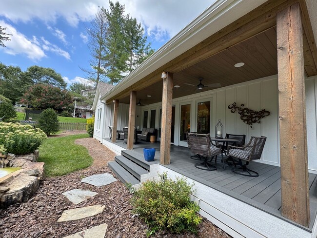 Building Photo - Weaverville - Stunning Custom Build!