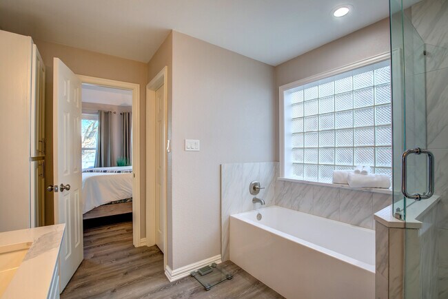 Building Photo - 8606 Columbia Dr