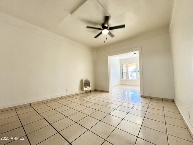 Building Photo - 946 E 12th St