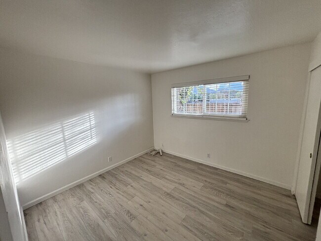 Building Photo - 5358 Laurel Dr