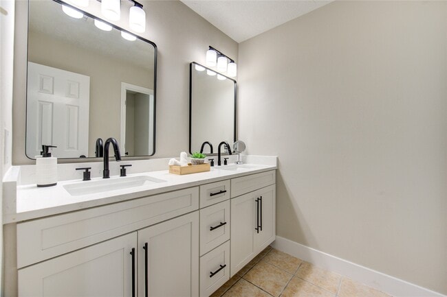 Building Photo - 5512 Canyon Bluff Ln