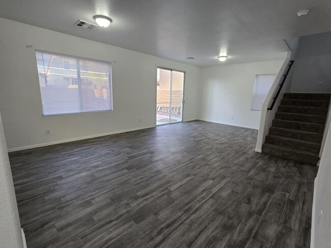 Building Photo - FULLY REMODELED Gorgeous Inside!