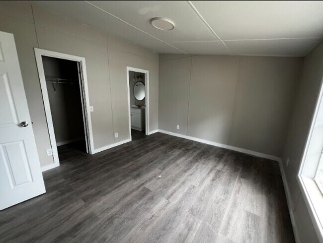 Building Photo - 7017 Silver Lake Dr