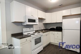 Building Photo - 1 bedroom house in Highland!