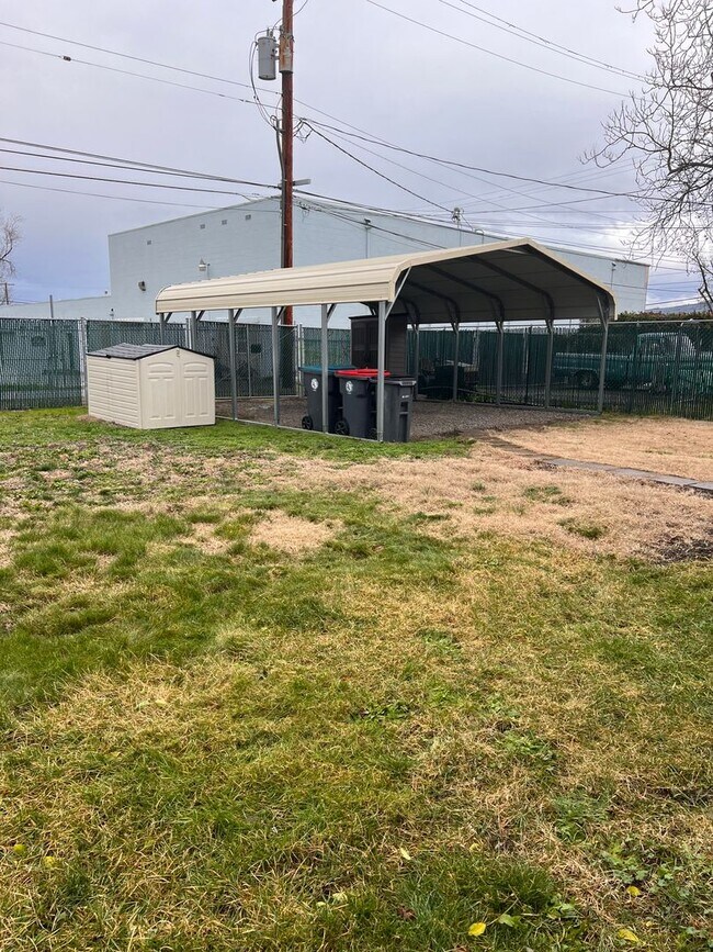 Building Photo - Single Family 2 Bedroom 1 Bath Home on Large Fenced Lot