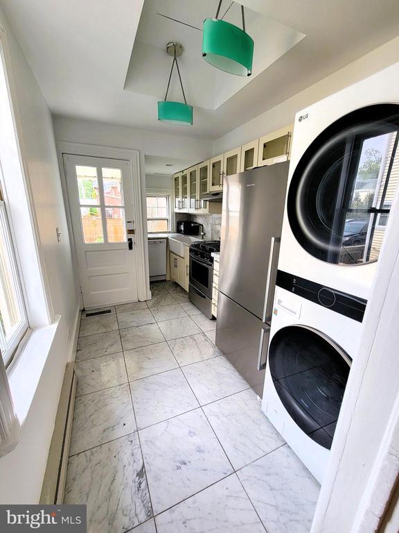 Building Photo - 10 Charlton St