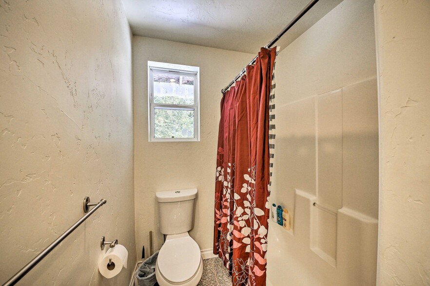 Building Photo - 9076 Lakeshore Dr