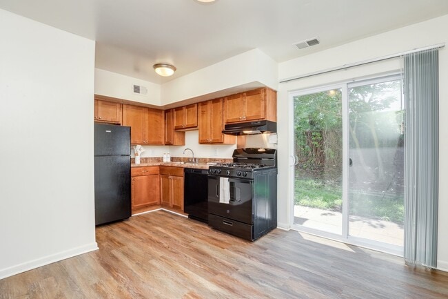 Building Photo - 2401 Shamrock Gardens Dr