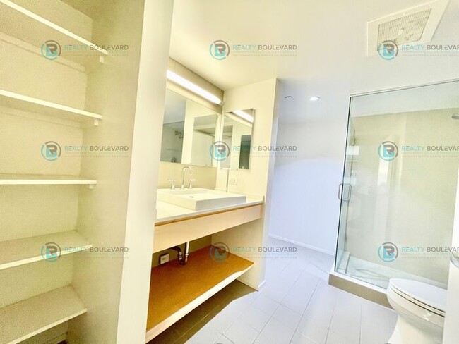 Building Photo - Modern 1 Bedroom 1 Bath Luxury Condo at Th...