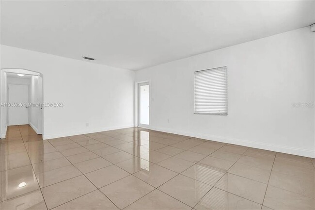 Building Photo - 437 Swan Ave