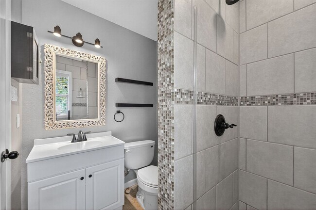 Building Photo - Charming 2BR House in Erie