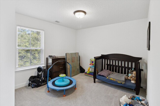Building Photo - AVAILABLE SEPTEMBER 2025 [PET FRIENDLY]