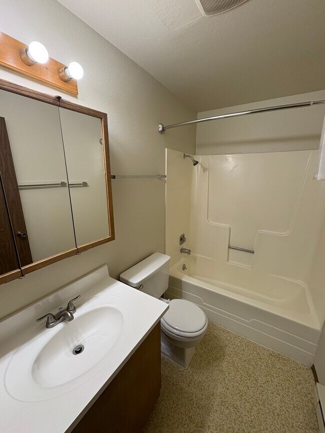 Building Photo - 2 Bed/1 Bath Unit Located in SE Bend Triplex