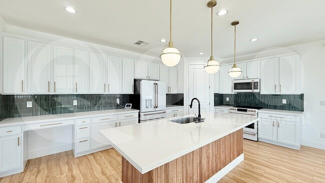 Building Photo - 145 E Mint Ln