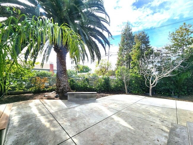 Building Photo - Stunning remodel