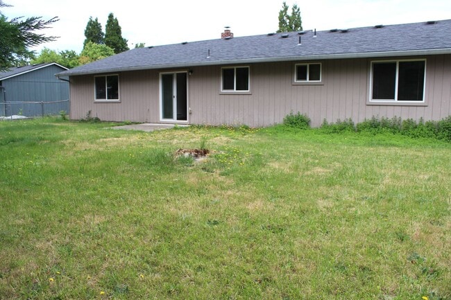 Building Photo - 3 or 4 bedroom, 2 bath updated home in Hillsboro near Intel Jones Farm