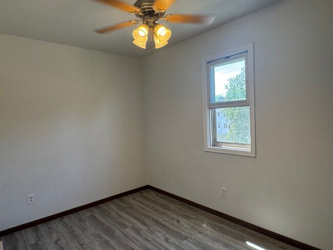 Building Photo - 548-550 Bowen St.