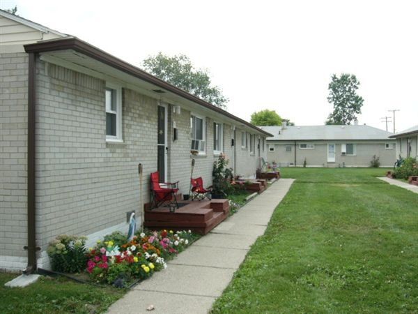 Building Photo - 1071 Rochester Rd