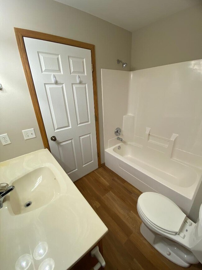 Building Photo - 1451 Summit St