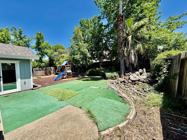 Building Photo - Large 2 story home available immediately