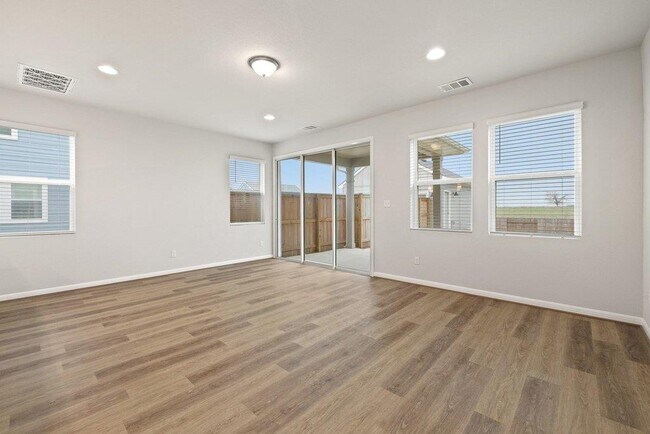 Building Photo - 303 Elm Br Trl