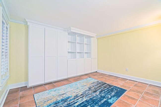 Building Photo - Stylish City Living in Historic Charleston