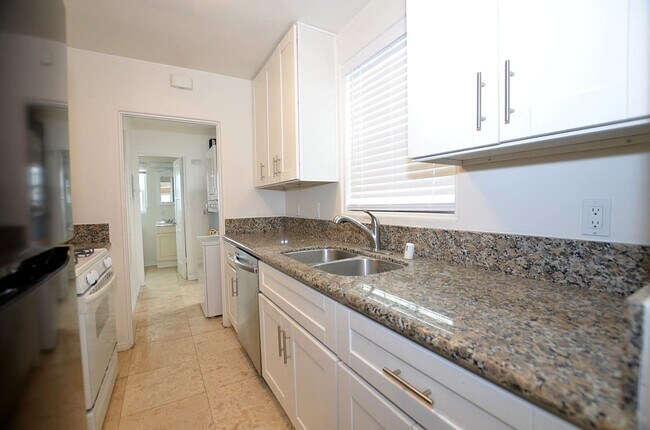 Building Photo - 1Bd/1Ba Home, large back yard. 1 Car garage.