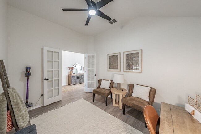 Building Photo - 3bed/2bath Cozy Chic with Backyard Oasis