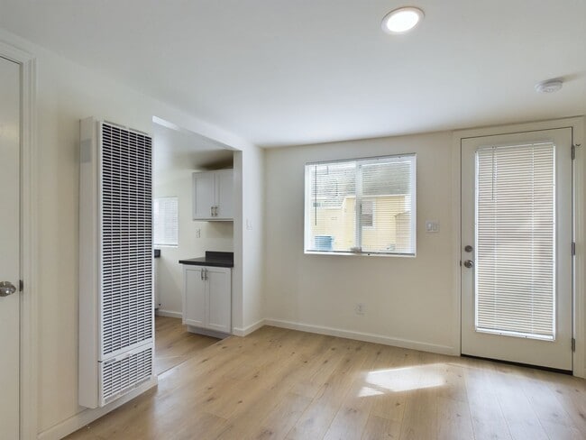 Building Photo - Adorable Remodeled Cottage in Seaside
