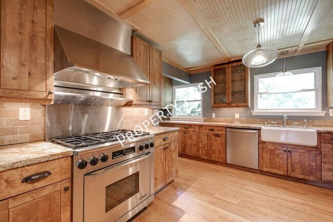 Building Photo - 303 Windmere Dr